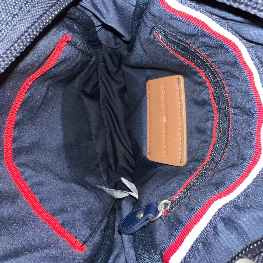 Tommy Hilfiger compact messenger